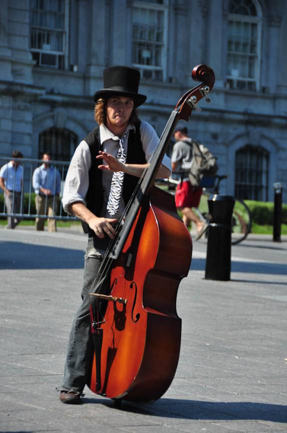 Artista de rua tenta faturar seu ganha-pão em Montreal, no Canadá